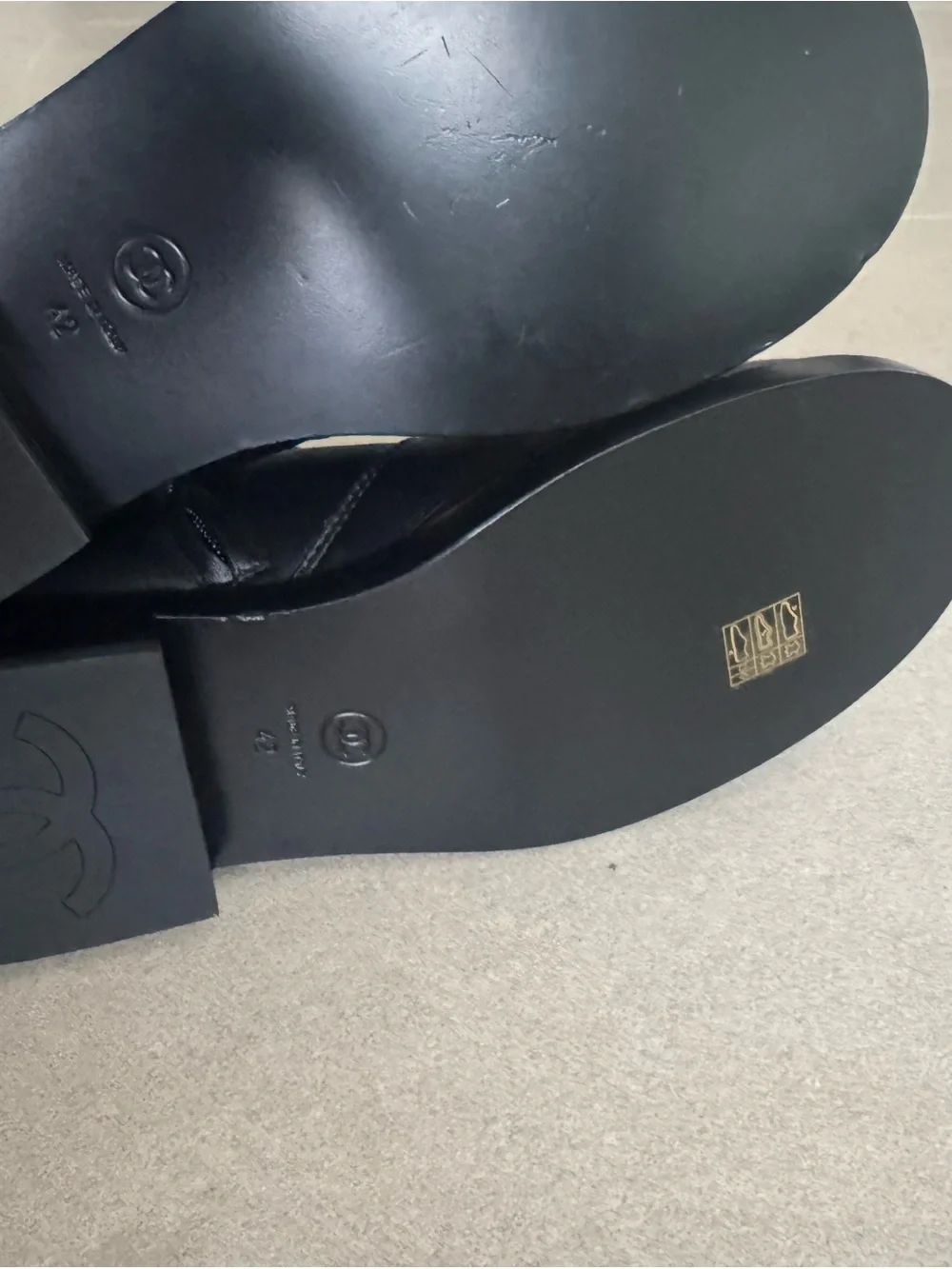CHANEL size 42